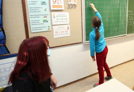 UČENCI V OŠ CERKNICA 04 FOTO LJUBO VUKELIČ